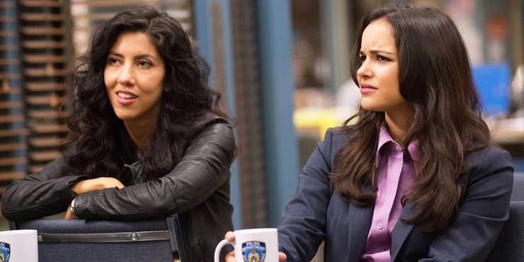 Stephanie Beatriz and Melissa Fumero in Brooklyn Nine Nine For entry Amy fixes the toilet for Rosa - Brooklyn Nine-Nine: atriz quase interpretou o papel de Amy