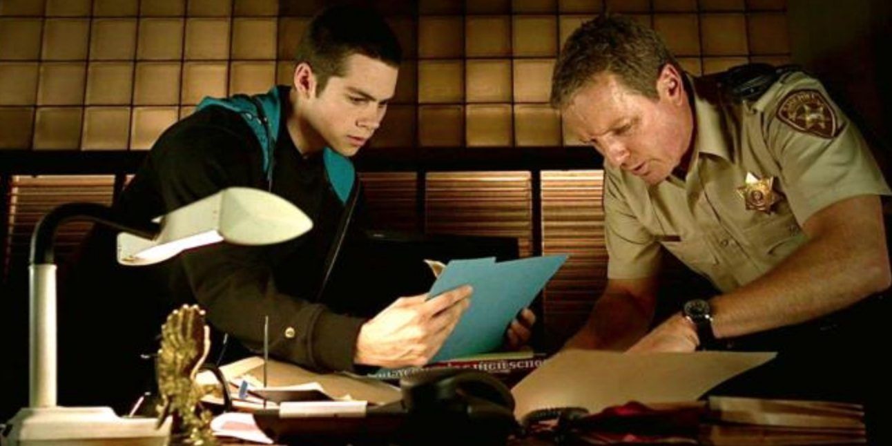 Stiles and his dad go through old police files in Teen Wolf