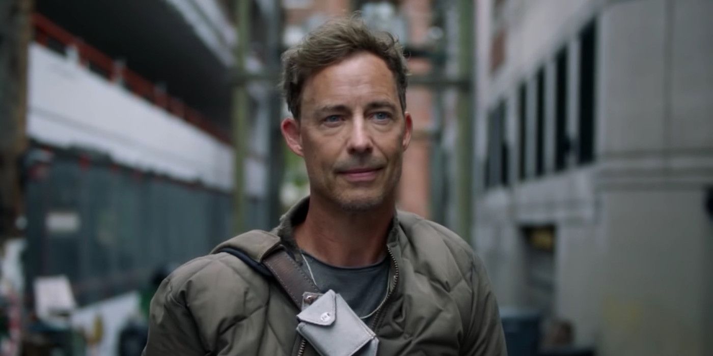 Tom Cavanagh as Nash Wells on The Flash looking offscreen