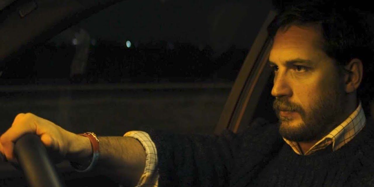 Tom Hardy dirigindo um carro em Locke