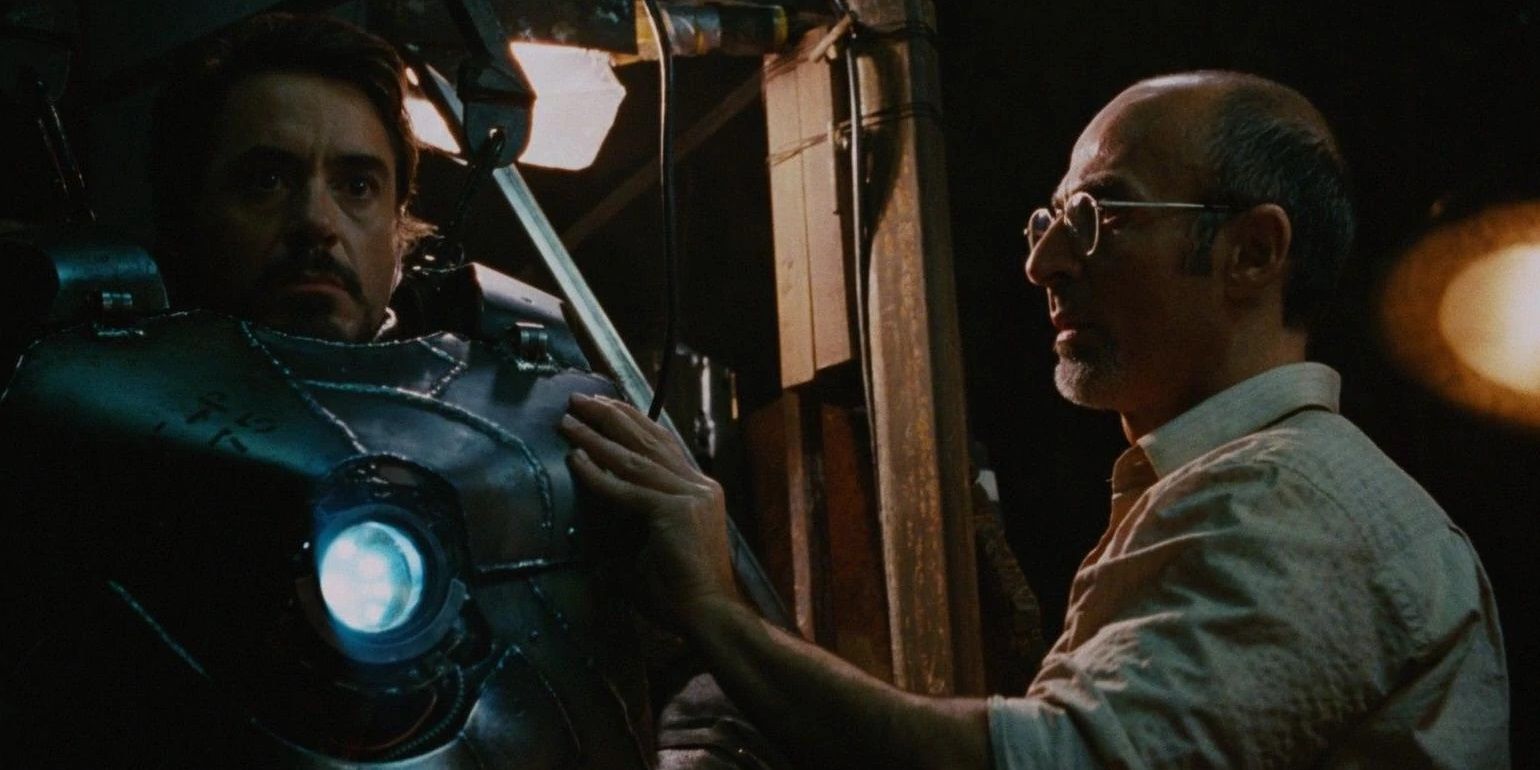 Yinsen ajuda Tony com seu traje em Homem de Ferro