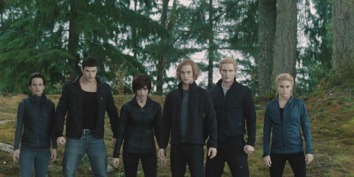 The Cullens standing in a line, ready to fight in Eclipse