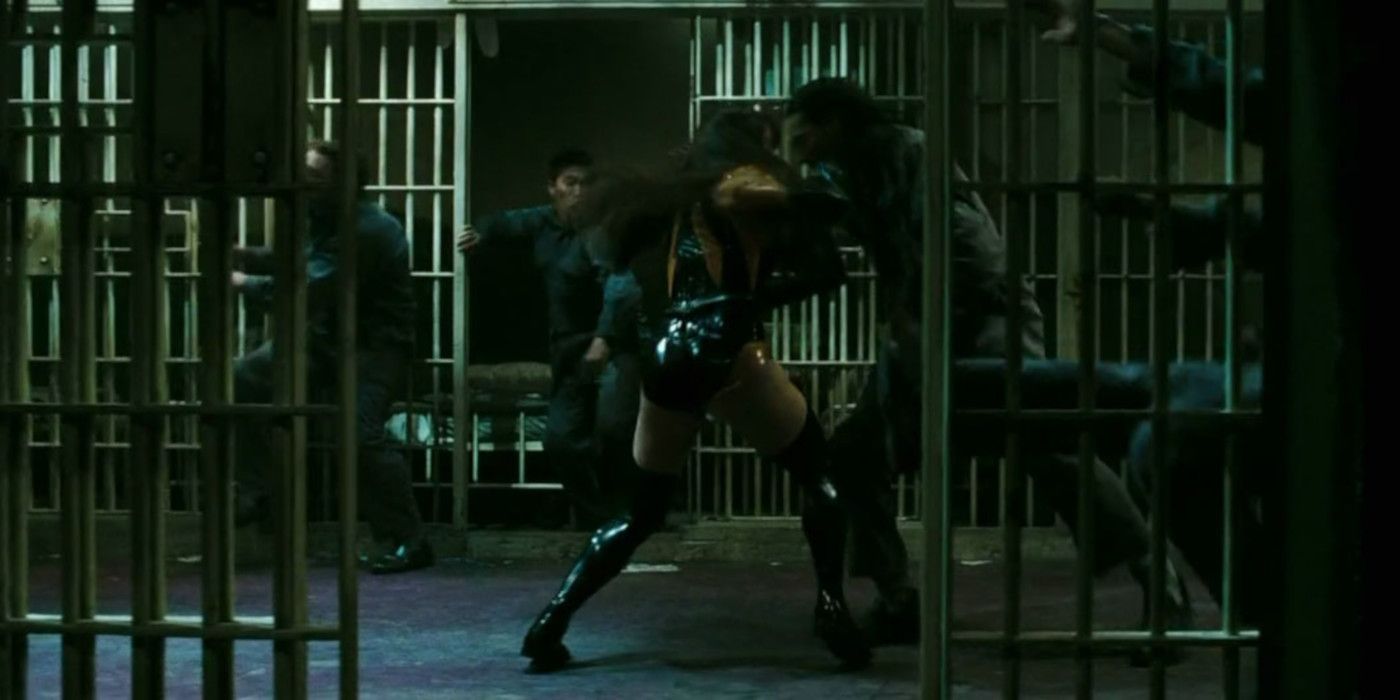 Silk Spectre fights criminals in prison in Watchmen.