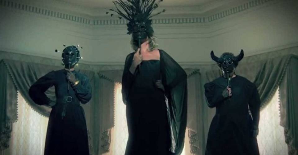 10 Hidden Details Behind The Costumes Of American Horror Story Coven