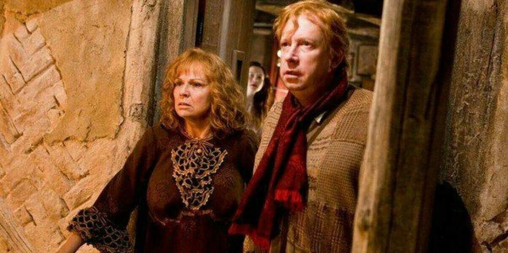 Moly and Arthur stanging in a doorway in Harry Potter