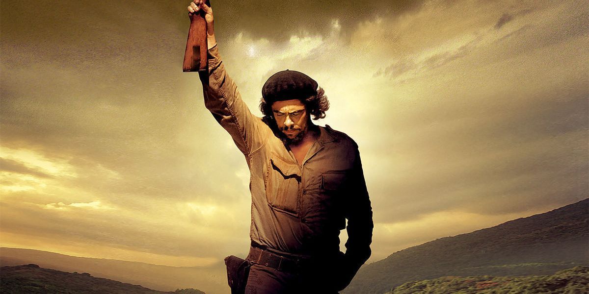 Benicio del Toro raising his hand on the poster for Che 2008