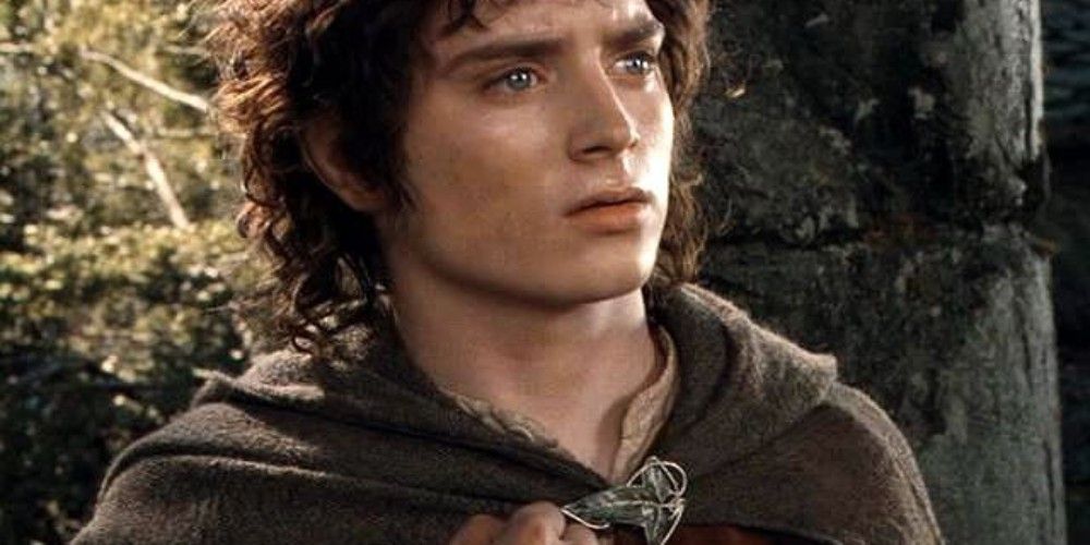 Uma imagem de Frodo parecendo preocupado em O Senhor dos Anéis
