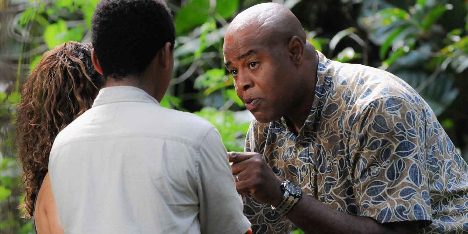 Chi McBride as Lou Grover talking to kids in Hawaii Five-0