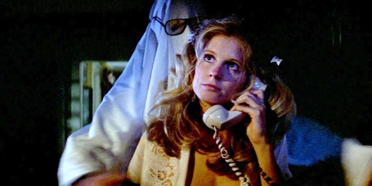 Lynda on the phone with Michael behind her in Halloween
