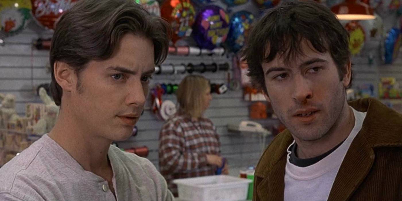 Dois jovens olham em uma loja de festas de Mallrats 