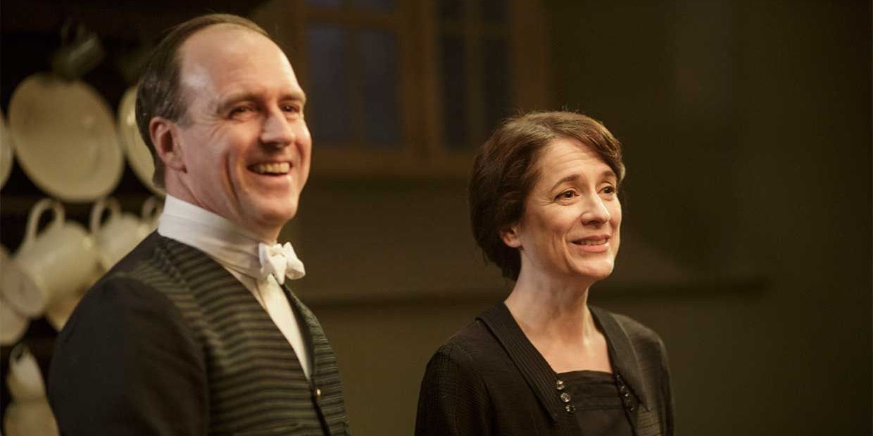 Molesley and Baxter laugh together in Downton abbey.