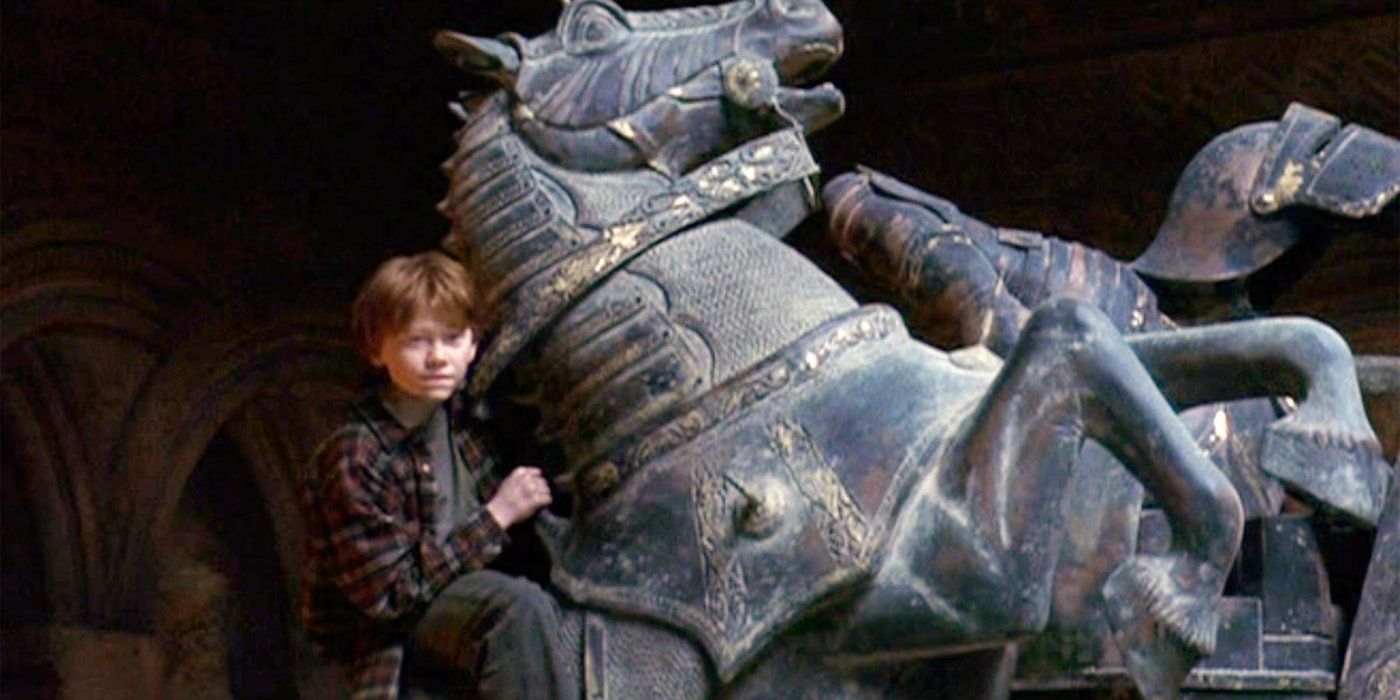 Rony montando na peça de xadrez gigante em Harry Potter e a Pedra Filosofal