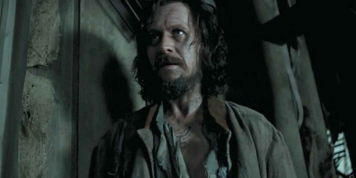 Sirius Black parecendo desgrenhado, mas severo em Harry Potter.