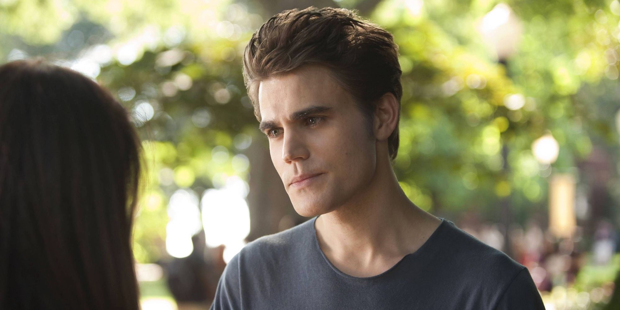 Silas em The Vampire Diaries conversando com alguém fora da câmera.