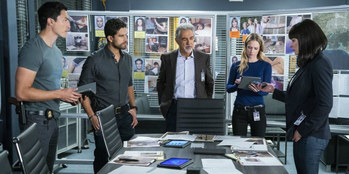 Simmons, Alvez, Rossi, JJ, and Prentiss go through evidence in Criminal Minds