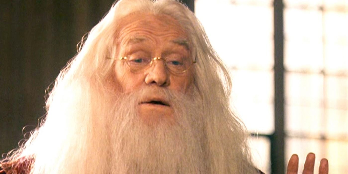 Dumbledore visita Harry na enfermaria em Harry Potter e a Pedra Filosofal