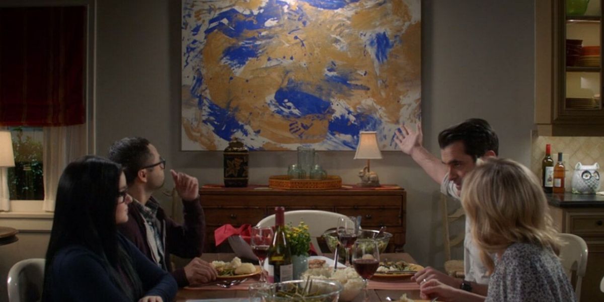 Alex and Phil have dinner with Ben and Alex while looking at Alex's art on Modern Family