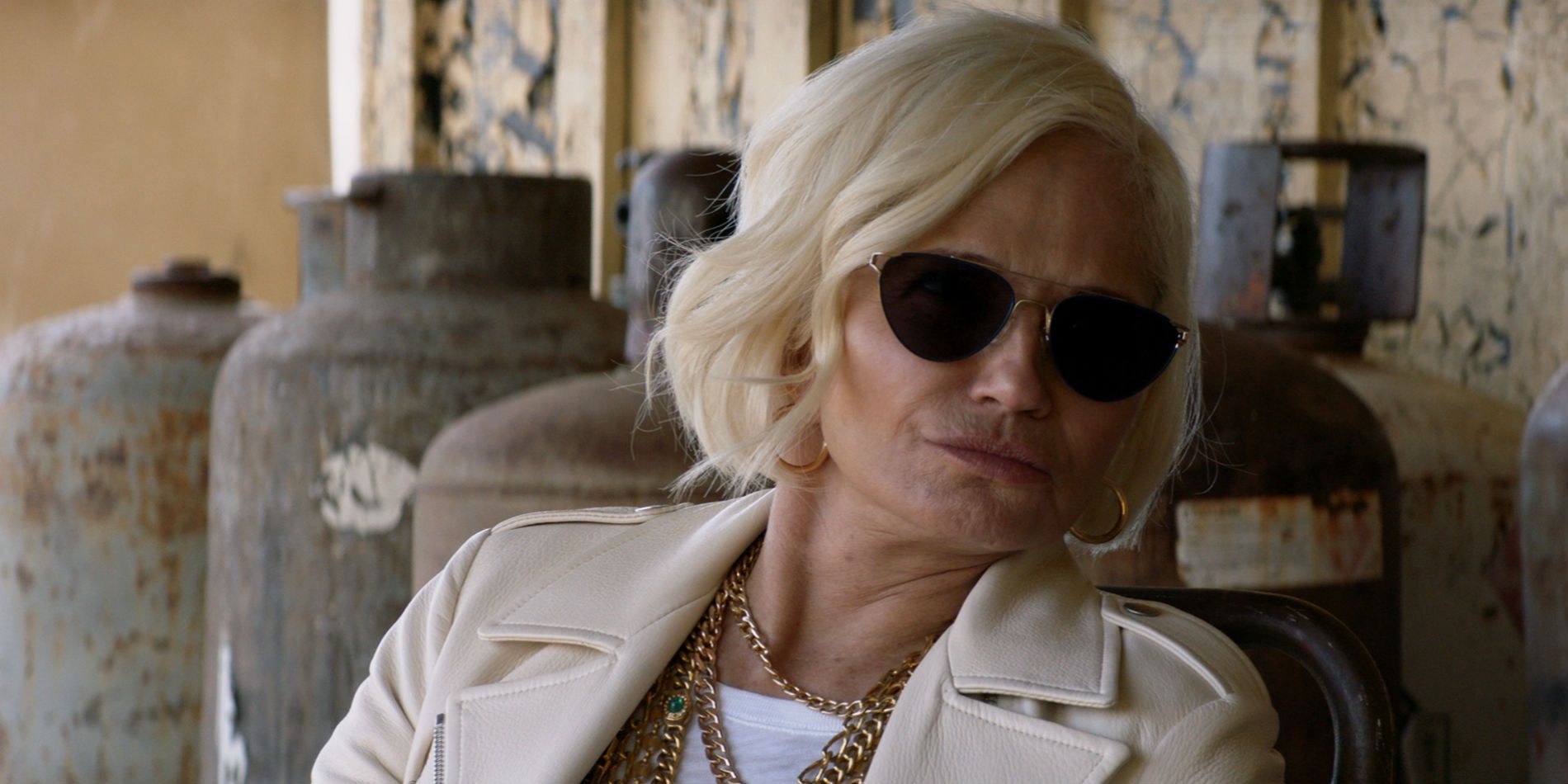 Janine "Smurf" Cody (Ellen Barkin) encarando alguém por trás de óculos escuros no Animal Kingdom.