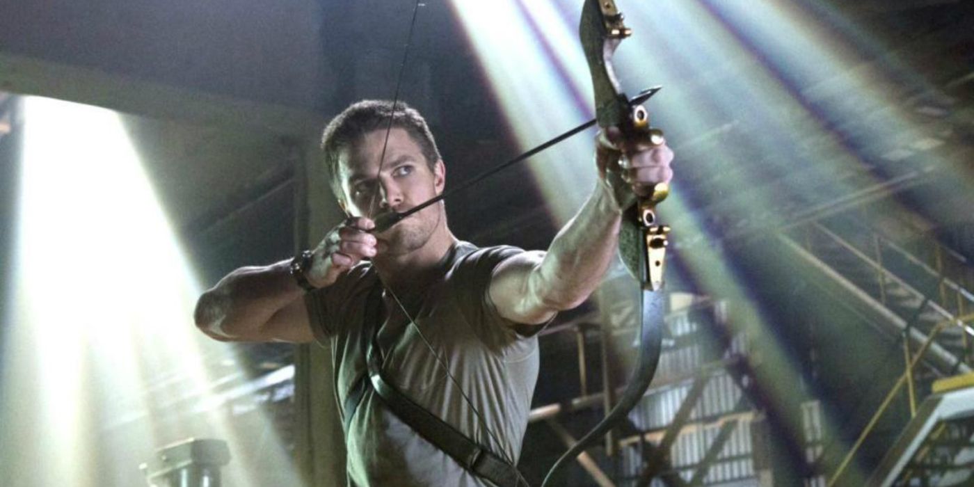 Oliver Queen atirando uma flecha na primeira temporada de Arrow