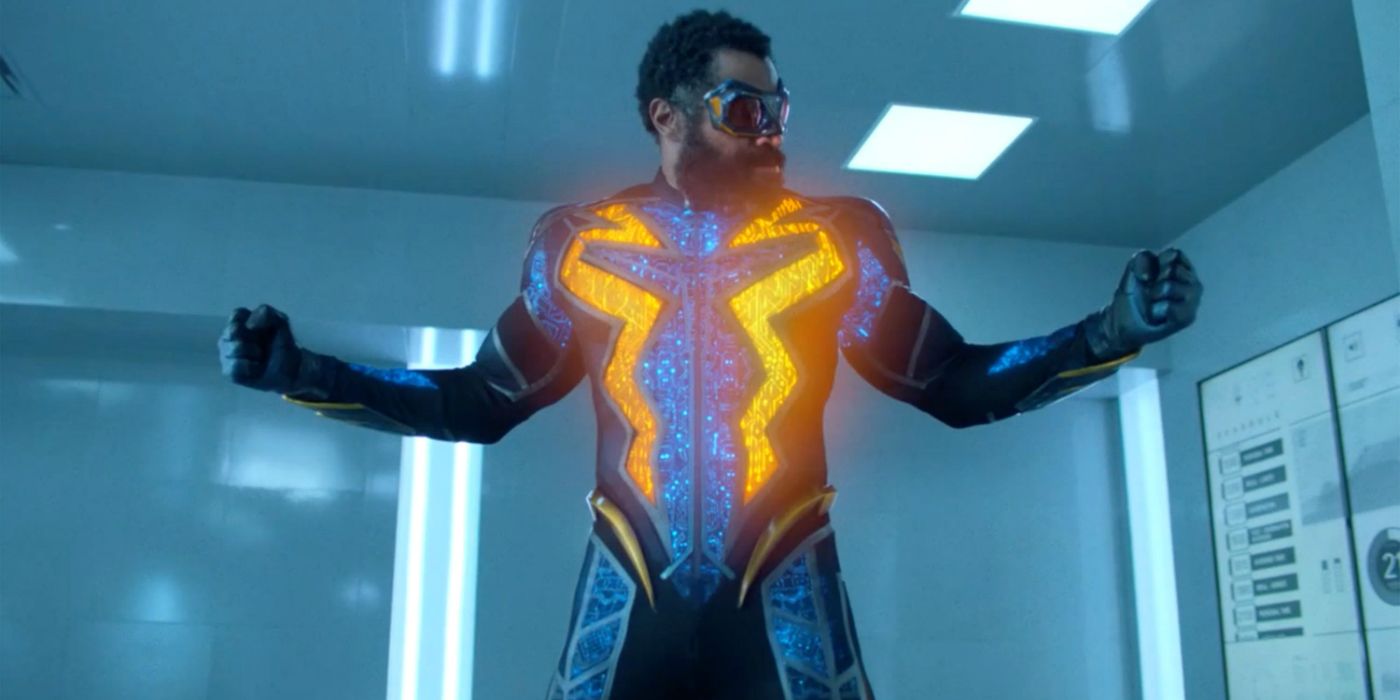 Arrowverse: Black Lightning harnessing his electrical powers