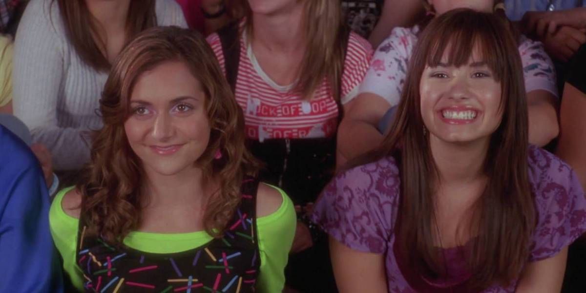 Caitlin and Mitchie sit together in Camp Rock