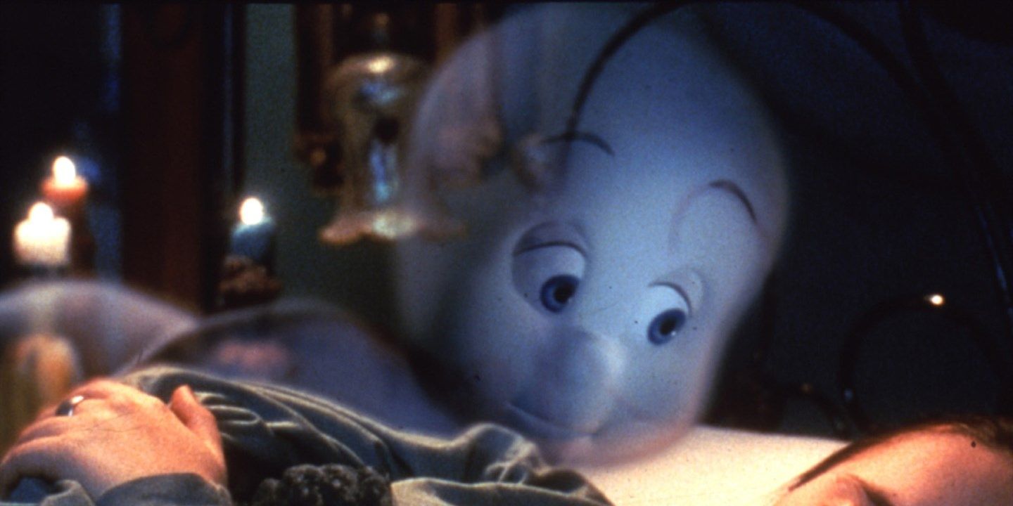 Casper flotando sobre Kat en la película de 1995.