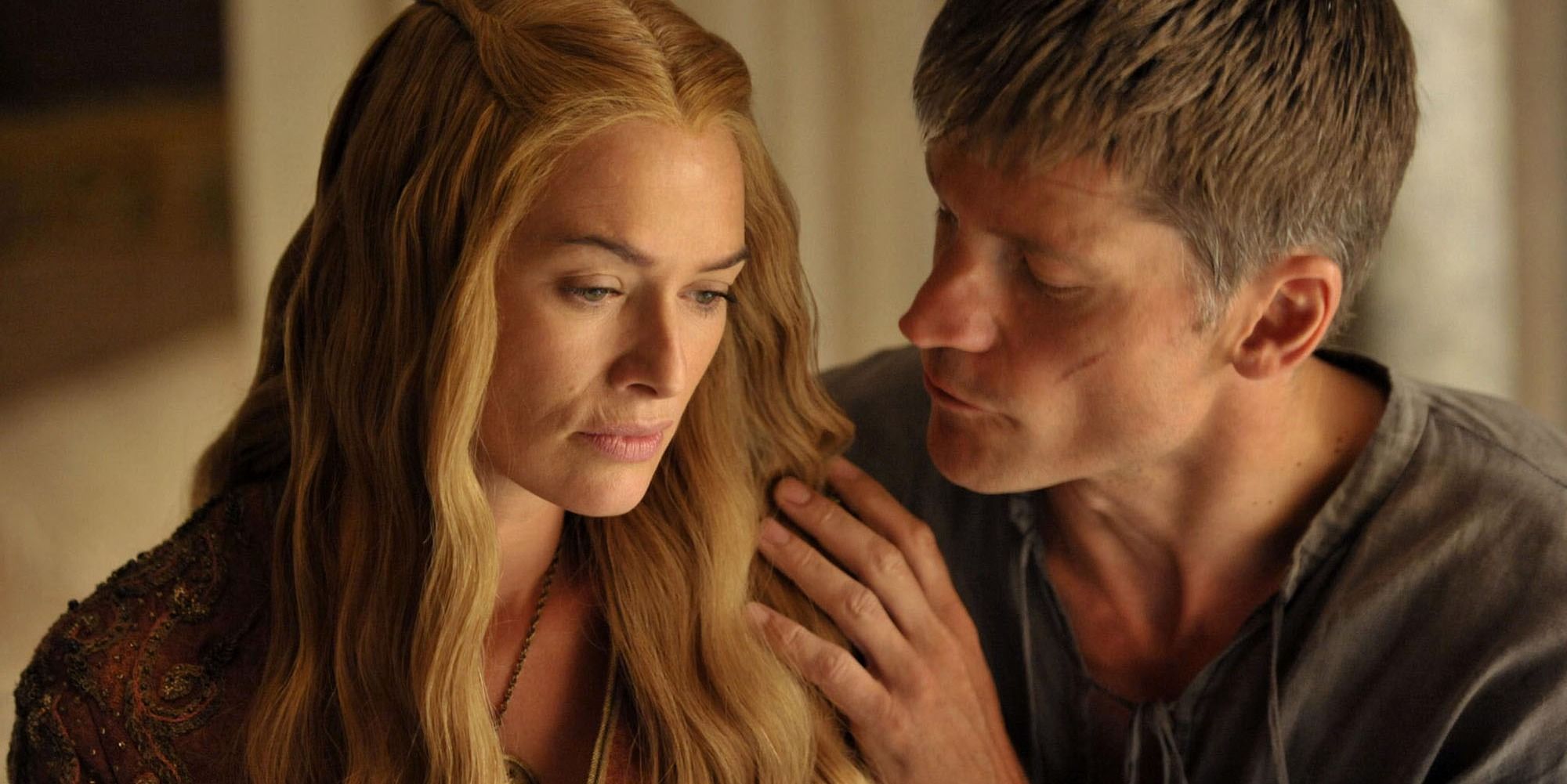 Jaime touches Cersei's shoulder in King's Landing