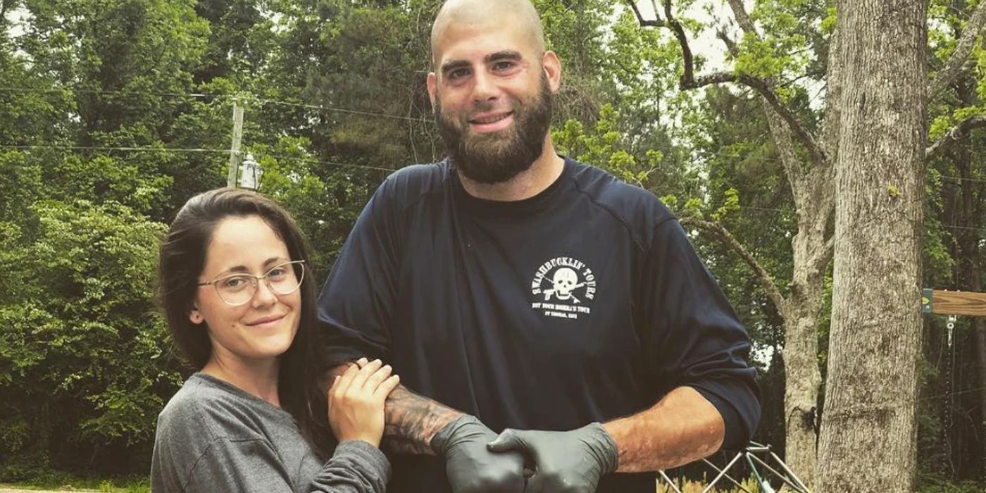 David Eason and Jenelle Evans Teen Mom posing outside in forest