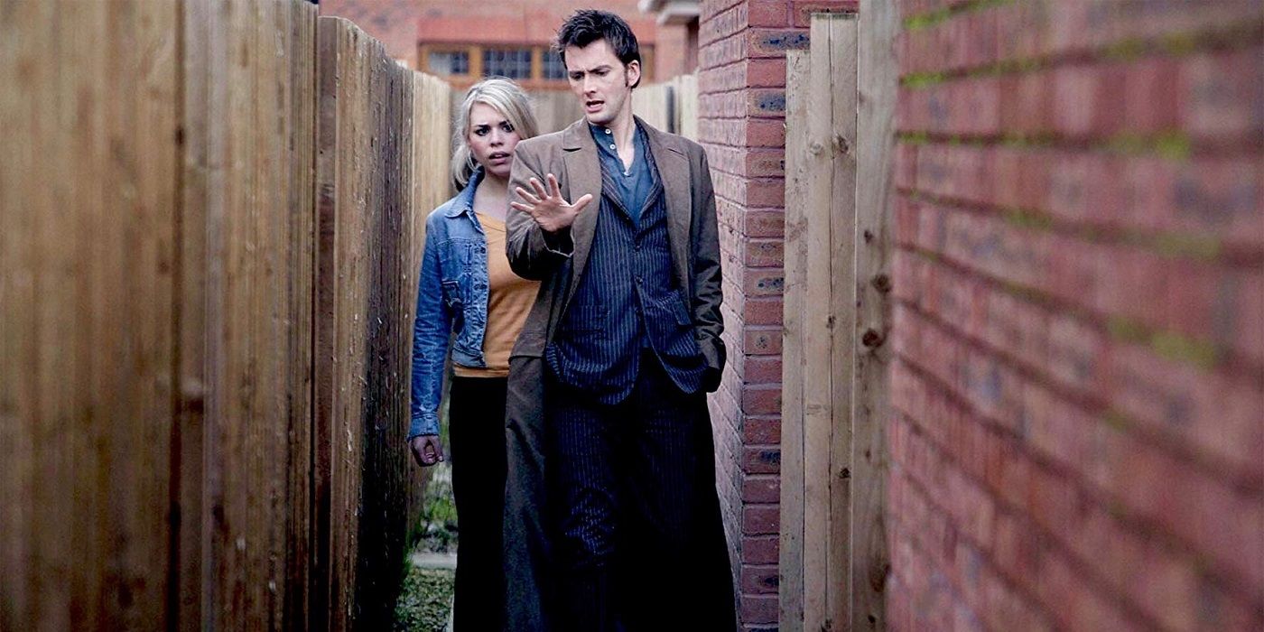 The Tenth Doctor and Rose walking through a narrow alley in Doctor Who