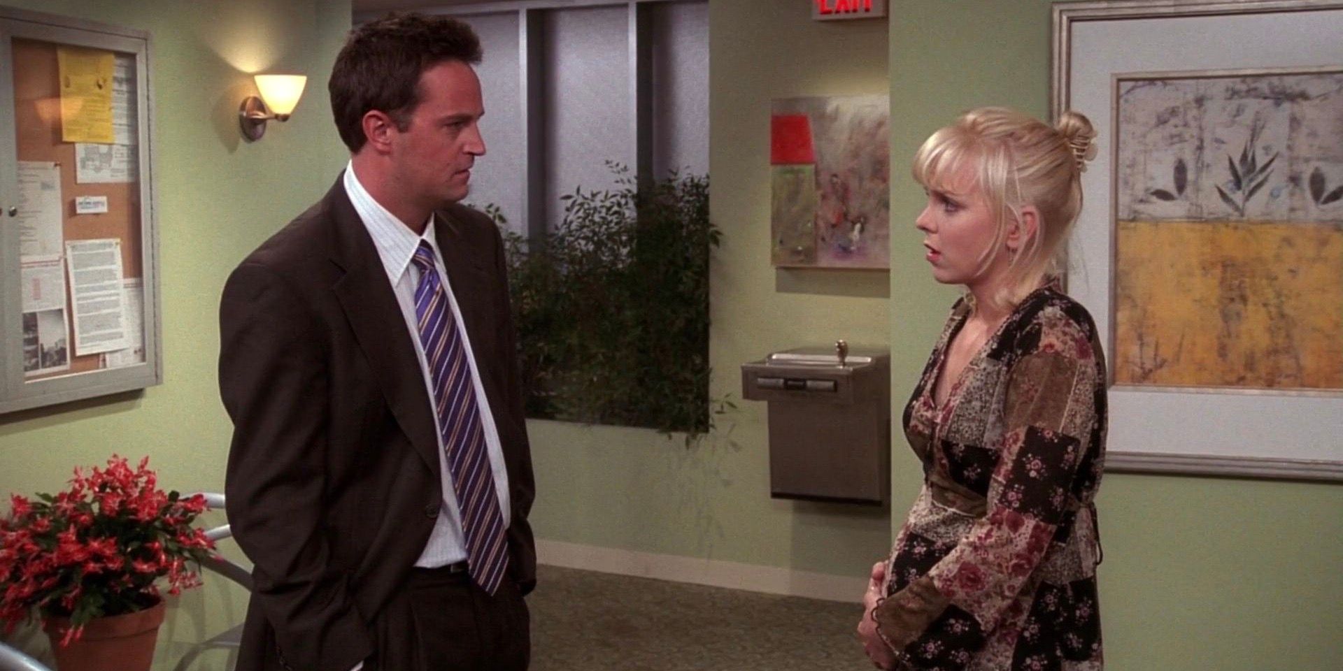Chandler convence Erica a dar a Monica e a ele uma chance de adoção em Friends