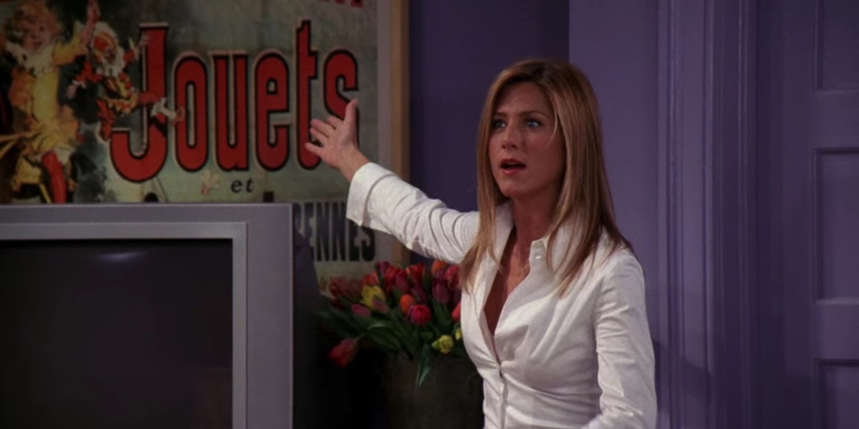 Rachel holding out an arm and talking in Friends