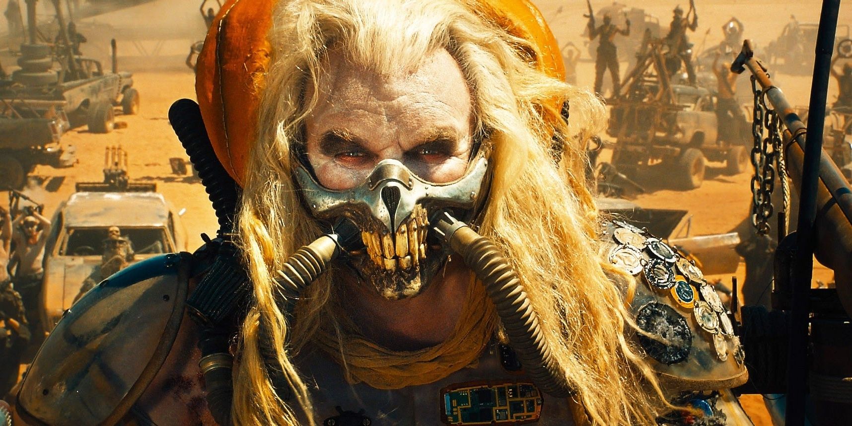 Immortan Joe olhando para frente em Mad Max: Fury Road.