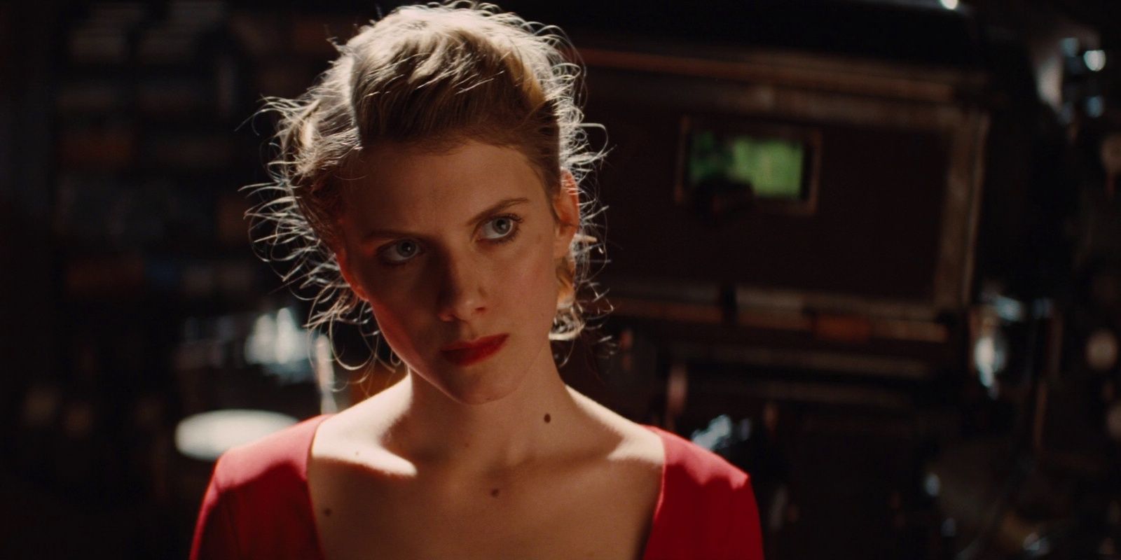 Shosanna usa um vestido vermelho na estreia do filme Bastardos Inglórios