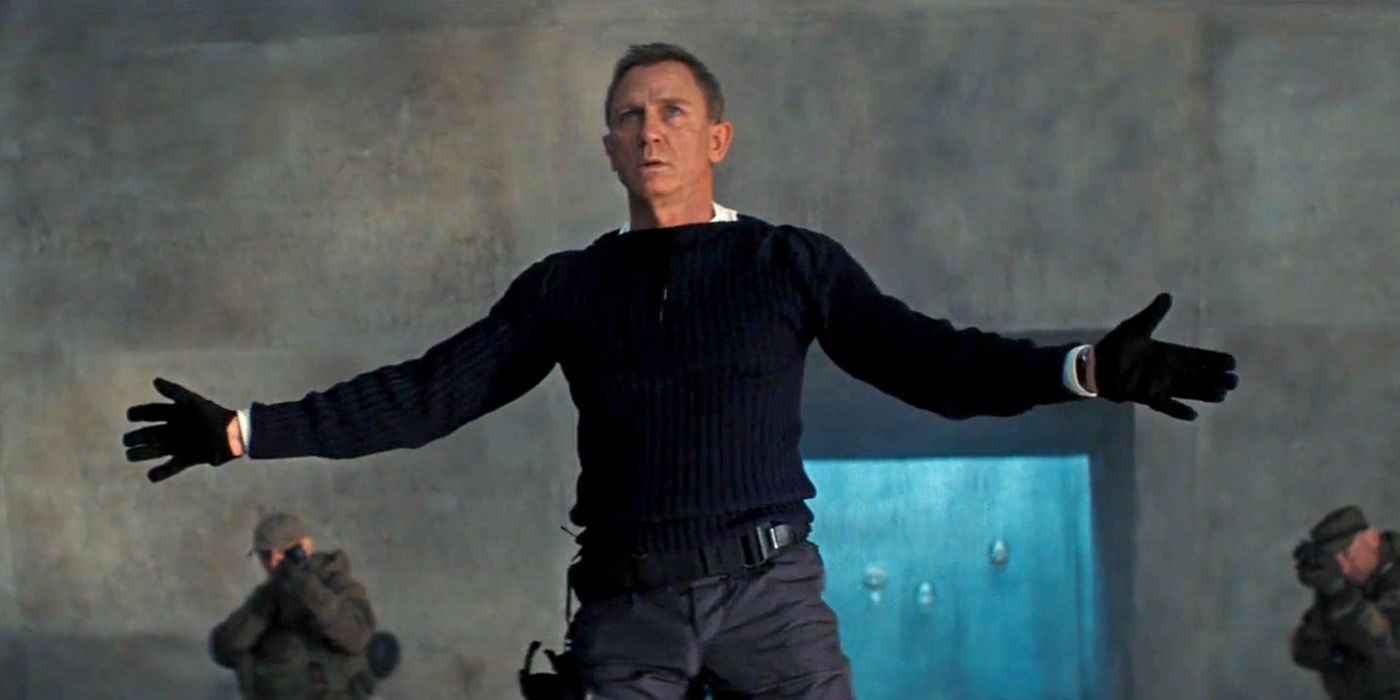 James Bond com os braços abertos em Sem Tempo Para Morrer