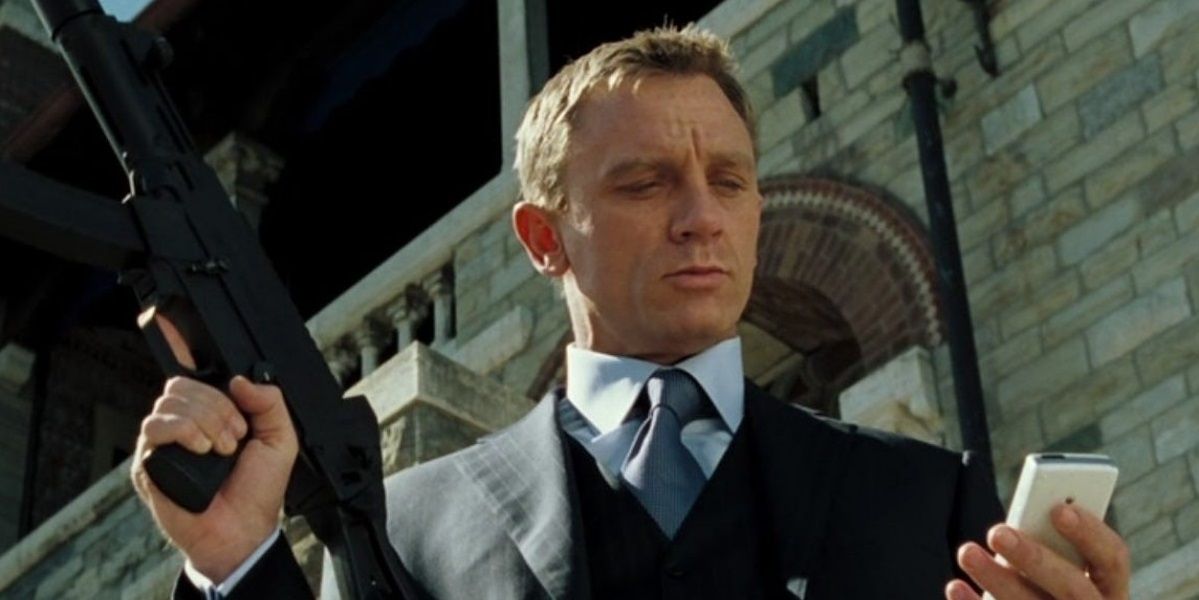 Нот бонд. Казино рояль Casino Royale (2006). Джеймс Бонд с кобурой. Джеймс Бонд Крейг из казино рояль в смокинге.