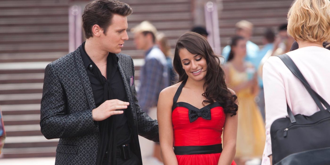 Rachel and Jesse talking while walking in Glee