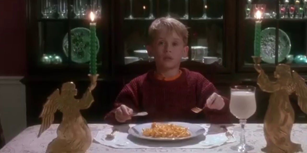 Kevin se prépare à manger son dîner de macaronis au fromage dans Home Alone