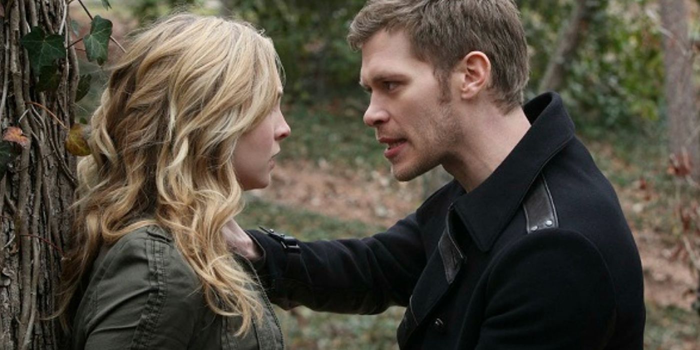Klaus grita com Caroline na floresta em The Vampire Diaries