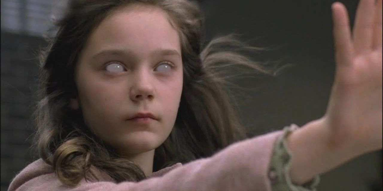 Lilith montre ses yeux blancs dans Supernatural