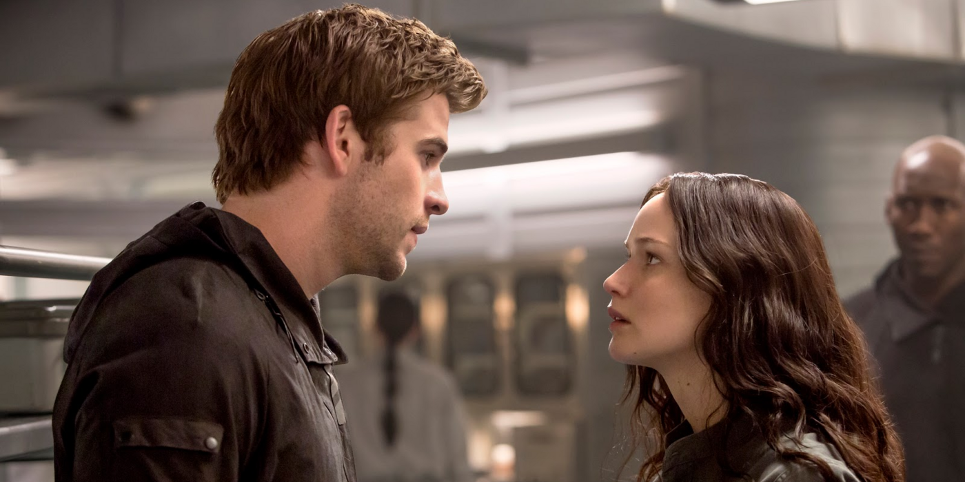 Uma imagem de Gale e Katniss discutindo em Mockingjay - Parte 1