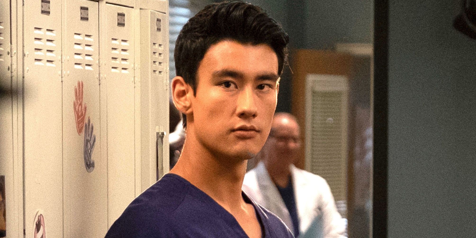 Uma imagem de Nico Kim em seu uniforme em Grey's Anatomy