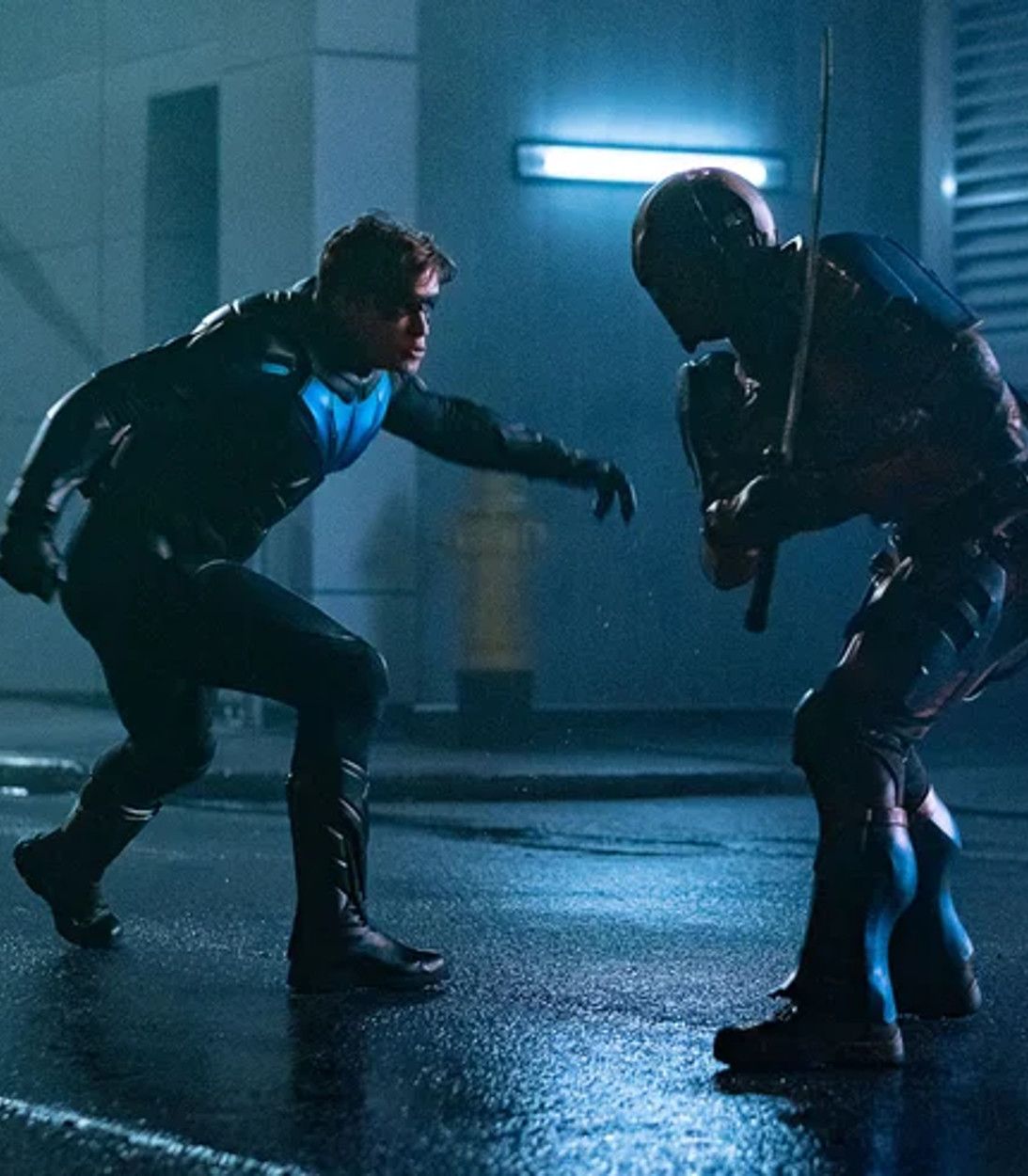 Nightwing vs. Deathstroke in Titans vertical