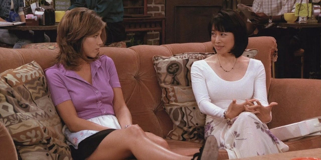 Rachel and Julie on the couch in Central Perk 