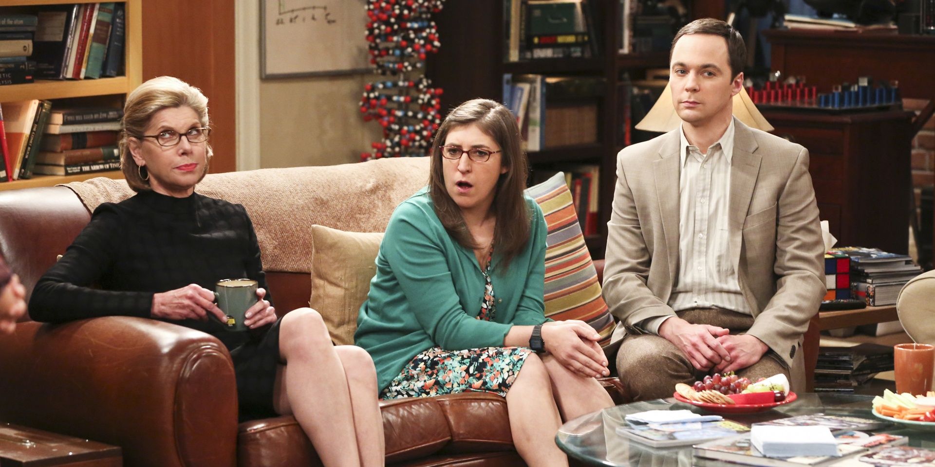 Sheldon impresses Leonard's mother, much to Leonard's dismay