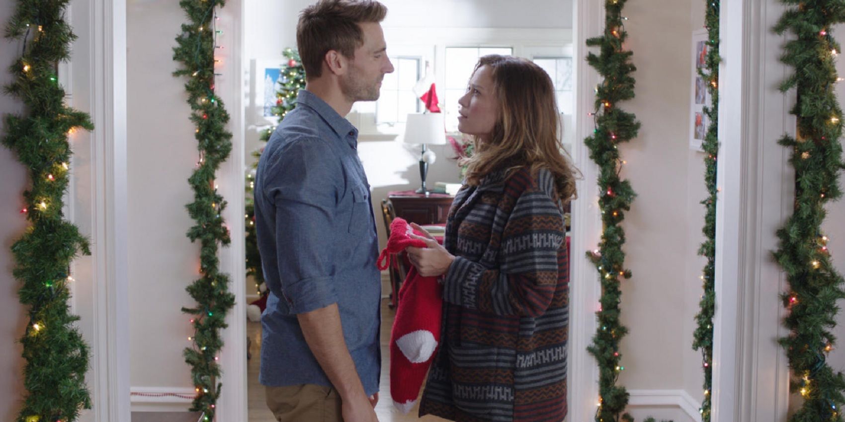 Casal em Snowed Inn Christmas discutindo na porta