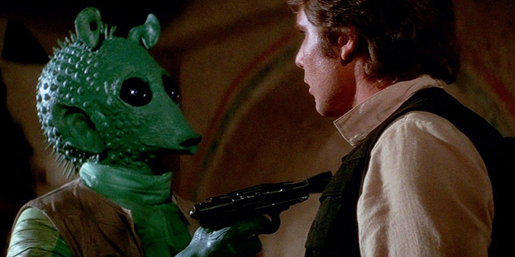 Greedo holds Han at gunpoint in Star Wars