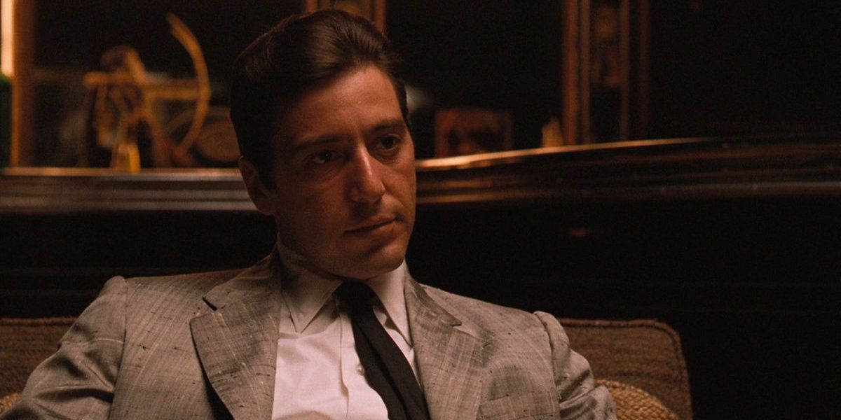 Michael Corleone olha inexpressivamente de O Poderoso Chefão 