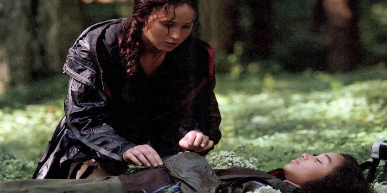 Katniss kneels over Rue's body in The Hunger Games