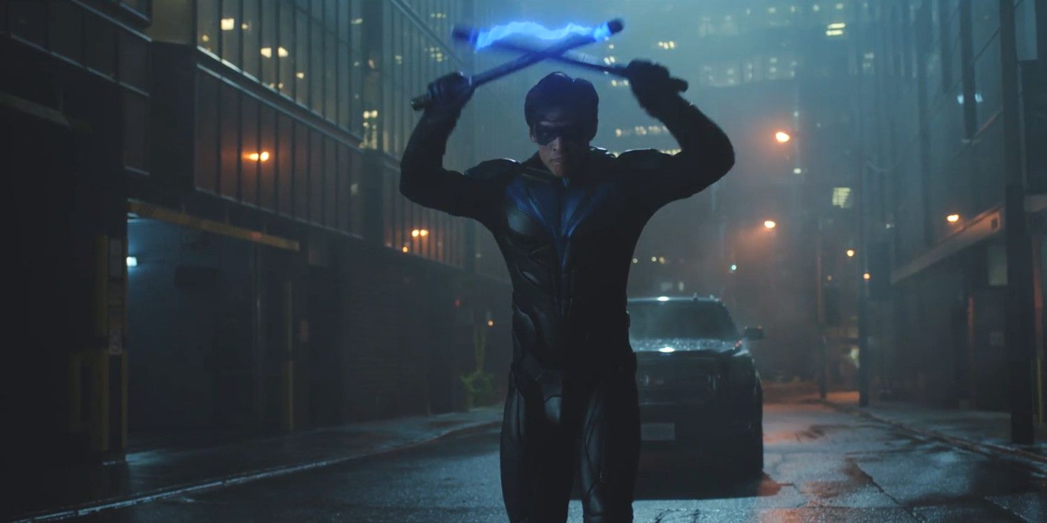Nightwing wields his weapons in an alley in Titans.