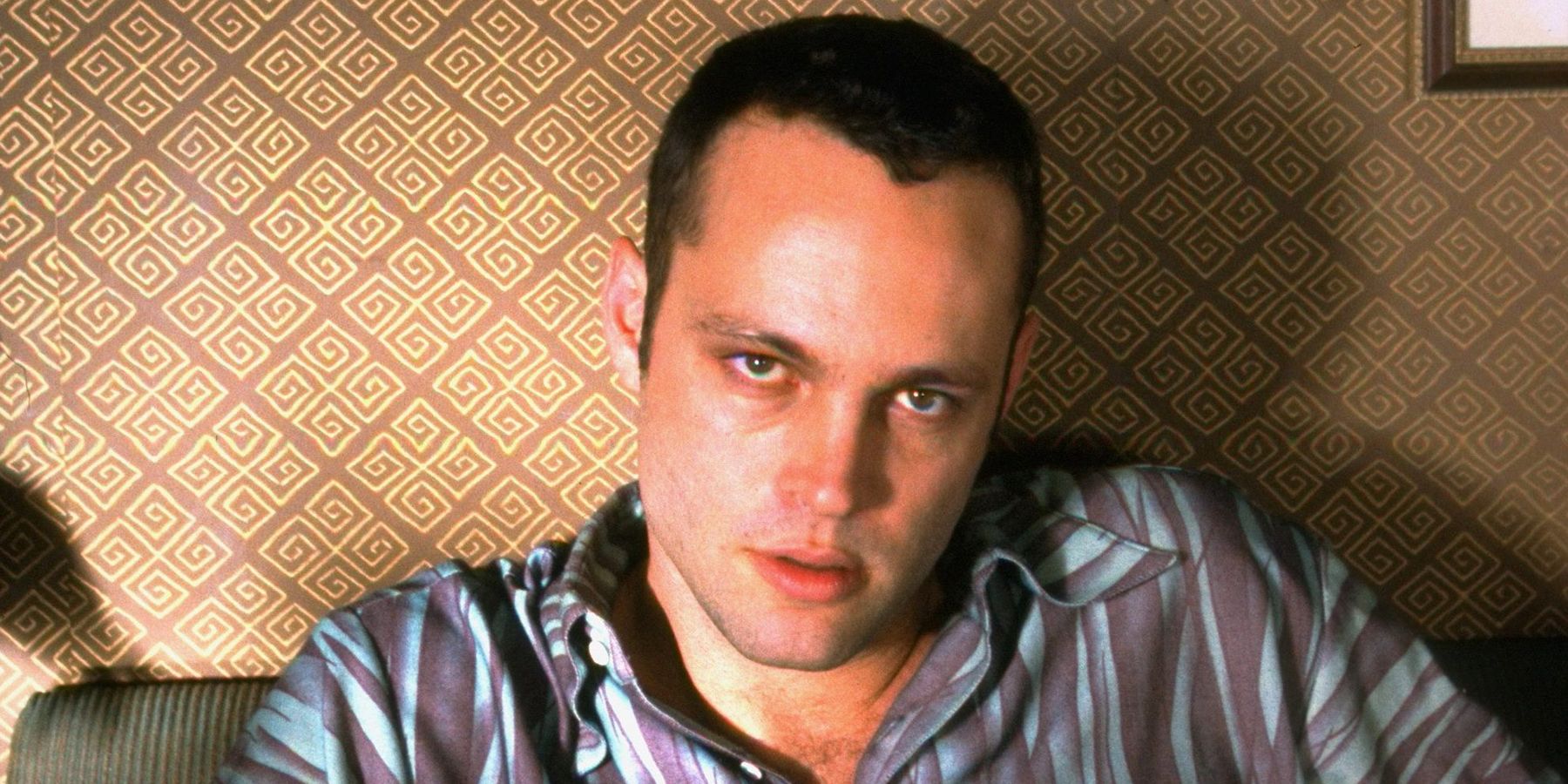 Norman (Vince Vaughn) staring into the camera in the Psycho remake